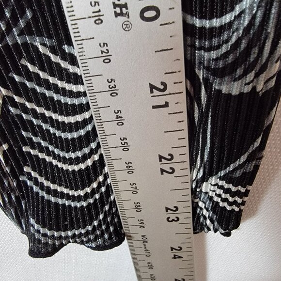 Notations Womens Top Sz 1X Faux Wrap Front Micro Accordion fabric Black & White - Picture 9 of 12